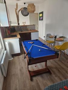 Fotografie z fotogalerie ubytování Maison chaleureuse avec jaccuzi au cœur deSoissons v destinaci Soissons