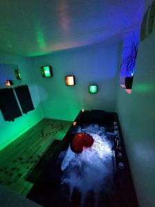 TV a/nebo společenská místnost v ubytování Maison chaleureuse avec jaccuzi au cœur deSoissons + 16 fotografií