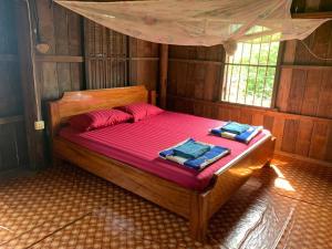 Postel nebo postele na pokoji v ubytování Family Batcave Homestay