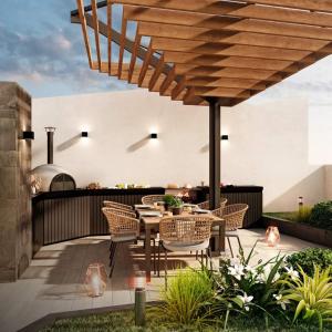 eine Terrasse mit einem Tisch und Stühlen unter einem Holzschirm in der Unterkunft Alojamiento Mama Ocllo in Lima