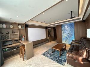 un salon avec un canapé et un paravent dans l'établissement Mehood Lestie, Nantong Tongzhou New Century Avenue, à Nantong