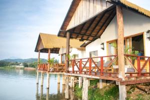 una casa sull'acqua accanto a un lago di Sunset Nam Ngum resort a Vang Vieng