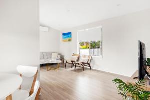 Televiisor ja/või meelelahutuskeskus majutusasutuses This is Livin' - Fire Pit - 3 Mins Walk to Beach