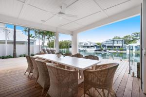 a dining room with a white table and chairs at Lucy - Noosa - Noosaville in Noosaville