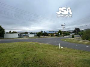 an empty street with a sign on the side of the road at Parkwood 4 in Jindabyne