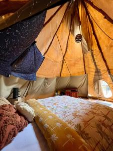 Cosy Teepee to reconnect with Nature!客房内的一张或多张床位