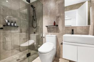 Koupelna v ubytování Stylish and Spacious 2BR w Study, Wi-Fi and Car Park + 9 fotografií