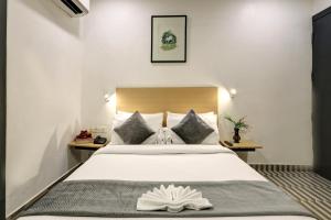 Voodi või voodid majutusasutuse Hotel The Rasa Near Welcome Metro Station toas