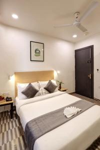 Voodi või voodid majutusasutuse Hotel The Rasa Near Welcome Metro Station toas