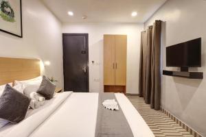 Voodi või voodid majutusasutuse Hotel The Rasa Near Welcome Metro Station toas