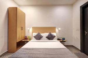 Voodi või voodid majutusasutuse Hotel The Rasa Near Welcome Metro Station toas