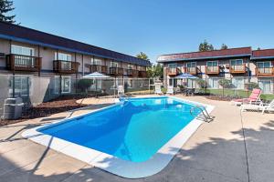 Bazén v ubytování Rodeway Inn Enumclaw Mount Rainier-Crystal Mountain Area nebo v jeho okolí