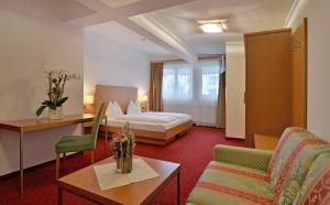 Uma cama ou camas num quarto em Hotel Tiroler Stuben