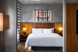 Voodi või voodid majutusasutuse The LOOM Hotel, Tapestry Collection by Hilton toas