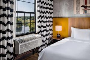 Voodi või voodid majutusasutuse The LOOM Hotel, Tapestry Collection by Hilton toas