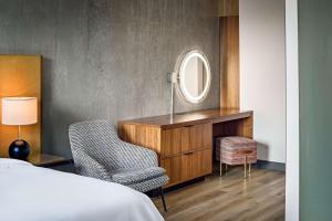 Voodi või voodid majutusasutuse The LOOM Hotel, Tapestry Collection by Hilton toas