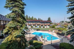 Bazén v ubytování Rodeway Inn Enumclaw Mount Rainier-Crystal Mountain Area nebo v jeho okolí