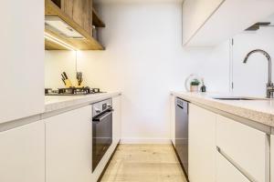 Alluring Oasis in the Heart of South Melbourne的厨房或小厨房