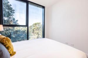 Alluring Oasis in the Heart of South Melbourne客房内的一张或多张床位