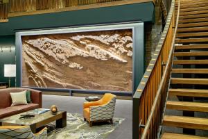 Area soggiorno di Cloudland at McLemore Resort Lookout Mountain, Curio by Hilton