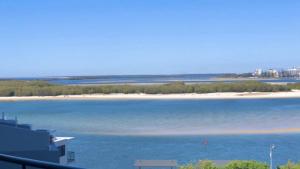 vista su una spiaggia e su un bacino d'acqua di Amazing Views, Walk Everywhere! a Caloundra