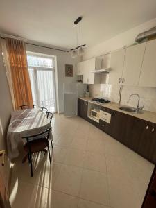 een keuken met een tafel en een aanrechtblad bij Апартаменти з балконом студія без окремої спальні in Truskavets