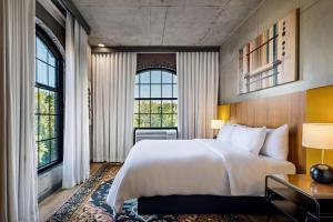 Voodi või voodid majutusasutuse The LOOM Hotel, Tapestry Collection by Hilton toas