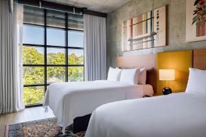 Voodi või voodid majutusasutuse The LOOM Hotel, Tapestry Collection by Hilton toas