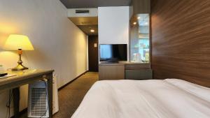 A television and/or entertainment centre at Platon Hotel Yokkaichi