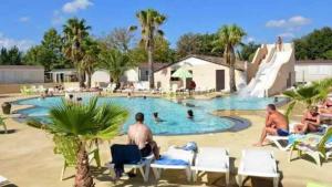 Bazén v ubytování Camping 4 étoiles - Parc aquatique - eece0c nebo v jeho okolí