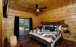 Ένα ή περισσότερα κρεβάτια σε δωμάτιο στο Holly Ridge Hideaway