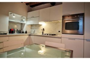 Kuchyň nebo kuchyňský kout v ubytování Vicolo Bugliolo 10 - HOME B&B