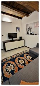 TV a/nebo společenská místnost v ubytování Vicolo Bugliolo 10 - HOME B&B