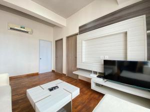 Μια τηλεόραση ή/και κέντρο ψυχαγωγίας στο Luxury Spacious 3BR Apartment at Newton Residence Bandung By Travelio