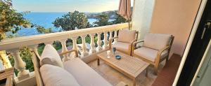 a balcony with chairs and a table and the ocean at Petit Paradis vue Mer- Plage et calanques a 3 mn in Saint-Raphaël +28 photos