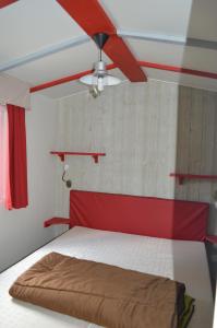 Łóżko lub łóżka w pokoju w obiekcie camping Le moulin