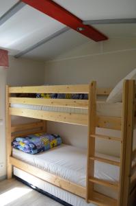 Łóżko lub łóżka w pokoju w obiekcie camping Le moulin
