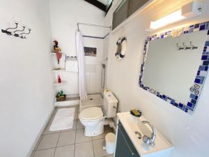 A bathroom at Studio Piscine Privée - 1 min à pied de la plage