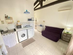 A kitchen or kitchenette at Studio Piscine Privée - 1 min à pied de la plage