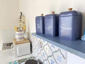 A kitchen or kitchenette at Studio Piscine Privée - 1 min à pied de la plage