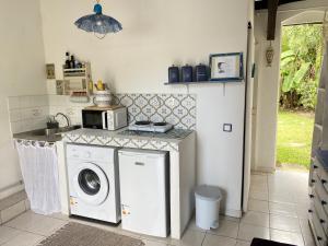 A kitchen or kitchenette at Studio Piscine Privée - 1 min à pied de la plage