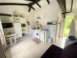 A kitchen or kitchenette at Studio Piscine Privée - 1 min à pied de la plage