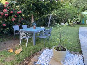 A garden outside Studio Piscine Privée - 1 min à pied de la plage