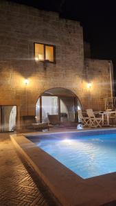 Bazén v ubytování Ta Speranza Farmhouse B&B nebo v jeho okolí