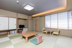 A television and/or entertainment centre at 聖護院御殿荘