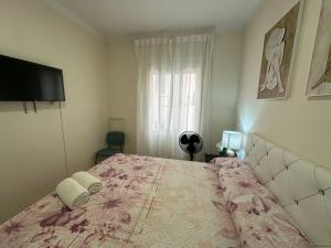 a bedroom with a large bed with a pink blanket at Acogedoras habitaciones en Valencia in Barcelona +22 photos