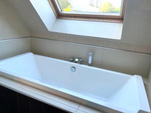 un bagno con ampia vasca e finestra di Les Tournaisiens, Cottage à 2 pas de Wimereux a Wimille Altre 17 foto