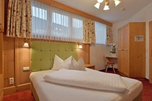 Uma cama ou camas num quarto em Hotel Tiroler Stuben