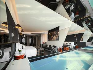 Habitación de hotel con cama y piscina en ISEYA Panoramic Hotel Changsha Wuyi Square Flagship, en Changsha
