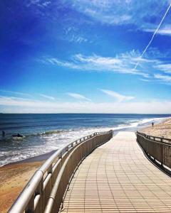 una passerella che conduce all'oceano su una spiaggia di Beach House 2Car parking Beach Subway City JFK USB a Edgemere